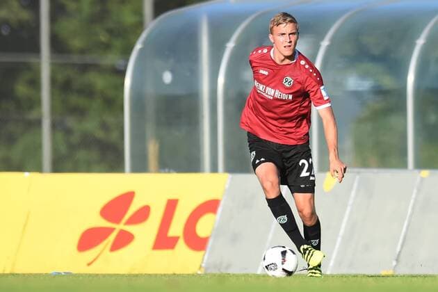 Fußball Testspiel Hannover 96 vs VfL Osnabrück am 20.07.2016 im August-Wenzel-Stadion in Barsinghausen Timo Hübers Huebers (Hannover) am Ball. mt