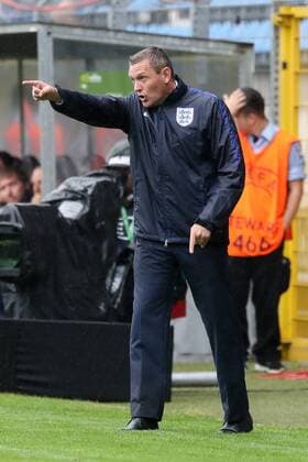 Adrian Boothroyd (Trainer, England), gibt Anweisungen, gestikuliert, mit den Armen gestikulieren, gives instructions, gesticulate, Fussball, UEFA U19-EM, Halbfinale, England - Italien, xozx