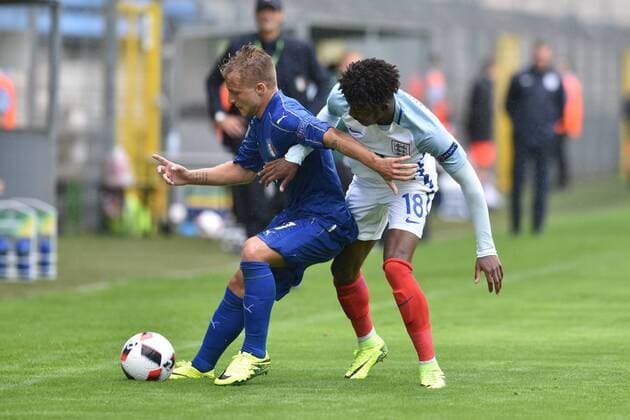 GER, UEFA U19 EURO 2016, Halbfinale, England (ENG) vs Italien (ITA) 21.07.2016, Hardtwaldstadion, Sandhausen, GER, UEFA U19 EURO 2016 im Bild: Giuseppe Panico ( 17, Italien Italy (ITA) gegen Ainsley Maitland-Niles ( 18, England) nordphotox xFabisch