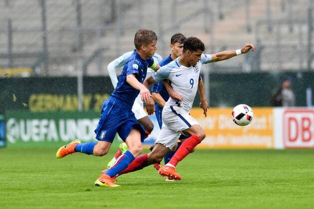 GER, UEFA U19 EURO 2016, Halbfinale, England (ENG) vs Italien (ITA) 21.07.2016, Hardtwaldstadion, Sandhausen, GER, UEFA U19 EURO 2016 im Bild: Dominic Solanke ( 9, England) gegen Filippo Romagna ( 5, Italien Italy (ITA) nordphotox xFabisch