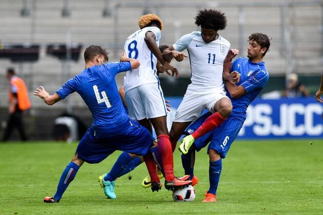 GER, UEFA U19 EURO 2016, Halbfinale, England (ENG) vs Italien (ITA) 21.07.2016, Hardtwaldstadion, Sandhausen, GER, UEFA U19 EURO 2016, Play-Off, im Bild: Nicol˜ Barella Nicolo Barella ( 4, Italien Italy (ITA) und Manuel Locatelli ( 6, Italien Italy (ITA) gegen Joshua Onomah ( 8, England) und Isaiah Brown ( 11, England) nordphotox xFabisch