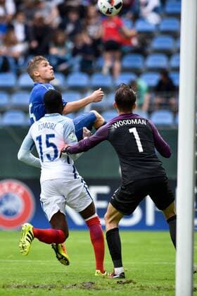 GER, UEFA U19 EURO 2016, Halbfinale, England (ENG) vs Italien (ITA) 21.07.2016, Hardtwaldstadion, Sandhausen, GER, UEFA U19 EURO 2016, Play-Off, im Bild: Federico Dimarco ( 3, Italien Italy (ITA) gegen Fikayo Tomori ( 15, England) und Freddie Woodman ( 1, England) nordphotox xFabisch