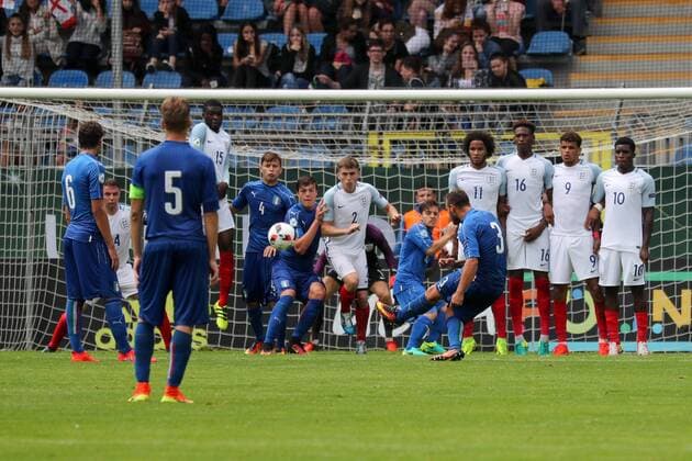 Federico Dimarco (Italien, 3) erzielt per Freistoß das Tor zum 0:2, Treffer, direkt verwandelter Freistoß, Fussball, UEFA U19-EM, Halbfinale, England - Italien, xozx