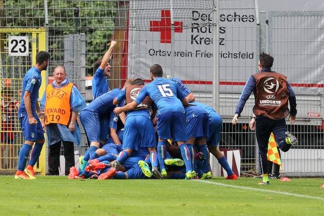 Italiens Spieler und Ersatzspieler jubeln nach dem 0:2, Jubel, Torjubel, Torerfolg, celebrate the goal, goal, celebration, Jubel ueber das Tor, optimistisch, Action, Aktion, Fussball, UEFA U19-EM, Halbfinale, England - Italien, xozx