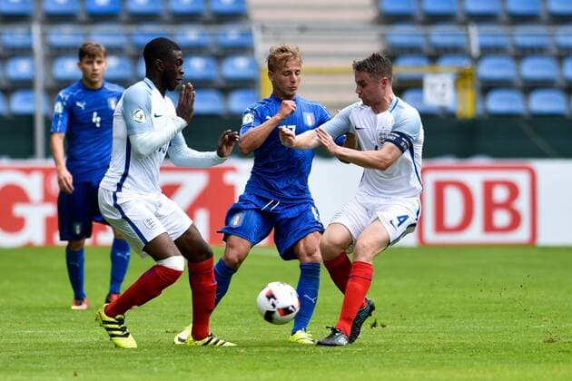 GER, UEFA U19 EURO 2016, Halbfinale, England (ENG) vs Italien (ITA) 21.07.2016, Hardtwaldstadion, Sandhausen, GER, UEFA U19 EURO 2016, Play-Off, im Bild: Fikayo Tomori ( 15, England) und Jordan Rossiter ( 4, England) gegen Giuseppe Panico ( 17, Italien Italy (ITA) nordphotox xFabisch