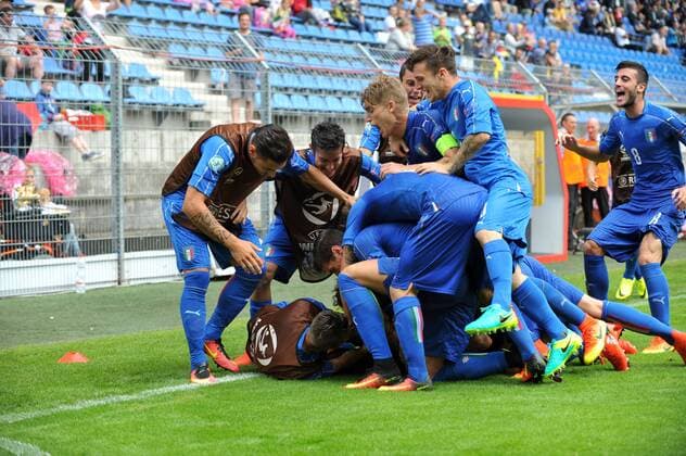 GER, UEFA U19 EURO 2016, Halbfinale, England (ENG) vs Italien (ITA) 21.07.2016, Hardtwaldstadion, Sandhausen, GER, UEFA U19 EURO 2016, Play-Off, im Bild: Jubel ueber das 2:0 durch Federico Dimarco ( 3, Italien Italy (ITA) in der Mitte am Boden nordphotox xFabisch