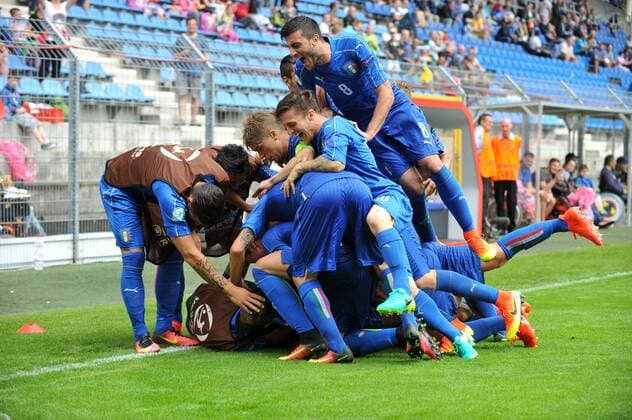 GER, UEFA U19 EURO 2016, Halbfinale, England (ENG) vs Italien (ITA) 21.07.2016, Hardtwaldstadion, Sandhausen, GER, UEFA U19 EURO 2016, Play-Off, im Bild: Jubel ueber das 2:0 durch Federico Dimarco ( 3, Italien Italy (ITA) in der Mitte am Boden nordphotox xFabisch