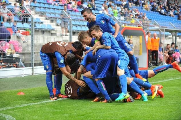 GER, UEFA U19 EURO 2016, Halbfinale, England (ENG) vs Italien (ITA) 21.07.2016, Hardtwaldstadion, Sandhausen, GER, UEFA U19 EURO 2016, Play-Off, im Bild: Jubel ueber das 2:0 durch Federico Dimarco ( 3, Italien Italy (ITA) in der Mitte am Boden nordphotox xFabisch