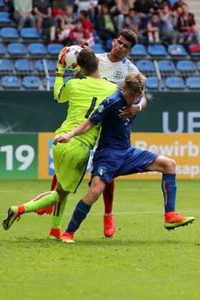v.li.: Alex Meret (Torwart, Italien, 1) vor Dominic Solanke (England, 9) und Filippo Romagna (Italien, 5, Kapitän) am Ball, Zweikampf, Duell, duel, tackle, tackling, Dynamik, Action, Aktion, Fussball, UEFA U19-EM, Halbfinale, England - Italien, xozx