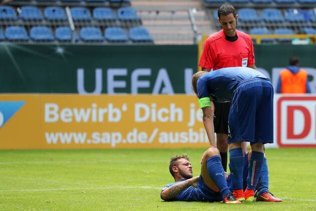 Der doppelte Torschütze Federico Dimarco (Italien, 3) liegt verletzt auf dem Boden und muss ausgewechselt werden. Filippo Romagna (Italien, 5, Kapitän) kümmert sich um ihn., Fussball, UEFA U19-EM, Halbfinale, England - Italien, xozx