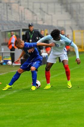 Giuseppe Panico (ITA), Ainsley Maitland-Niles (ENG). Deutschland, Mannheim: Fussball, UEFA Under19 Championship Halbfinale: England vs Italien am 21.07.2016, Carl-Benz-Stadion.
