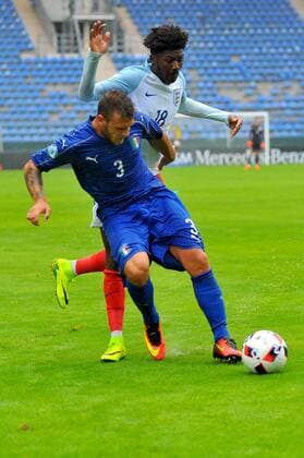 Federico Dimarco (ITA), Ainsley Maitland-Niles (ENG). Deutschland, Mannheim: Fussball, UEFA Under19 Championship Halbfinale: England vs Italien am 21.07.2016, Carl-Benz-Stadion.