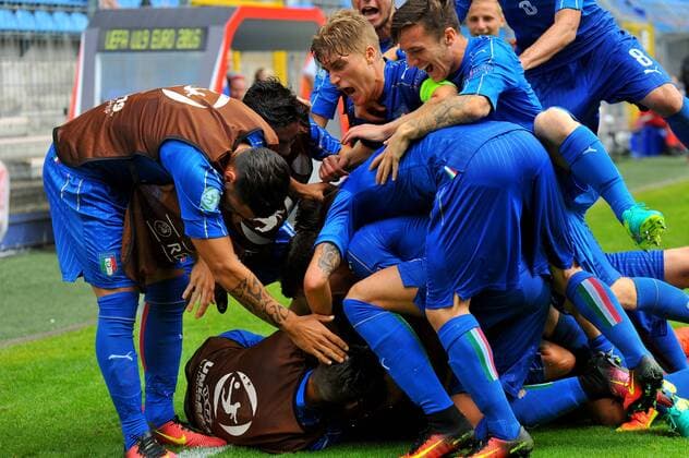 Torjubel des Torschuetzen Federico Dimarco (ITA). Deutschland, Mannheim: Fussball, UEFA Under19 Championship Halbfinale: England vs Italien am 21.07.2016, Carl-Benz-Stadion.