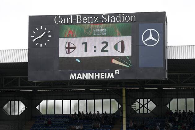 Das Endergebnis 1:2 auf der Anzeigetafel, Spielergebnis, Italien zieht ins Finale ein, Fussball, UEFA U19-EM, Halbfinale, England - Italien, xozx