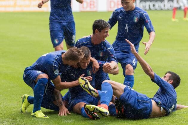 21.07.2016, xhbx, U19 Championship 2016. Mannheim: England vs. Italy Aktion: Cheering Italy 0:1. Federico Dimarco (Nr. 3 Italy) and Andrea Favilli (Nr. 9 Italy), Giuseppe Panico (Nr. 17 Italy), Nicolo Barella (Nr. 4 Italy), Manuel Locatelli (Nr. 6 Italy)