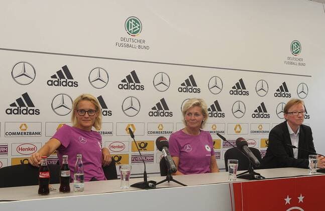 v.l. Saskia Bartusiak (1. FFC Frankfurt, GER), Headcoach Silvia Neid (GER) und Pressesprecherin Anette Seitz (DFB)
