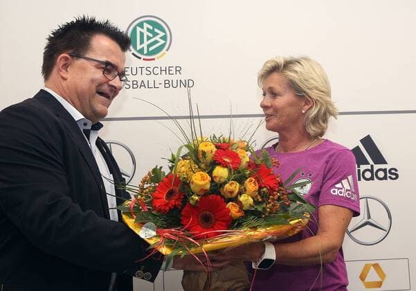Martin Hornberger, praesident SC paderborn ueberreicht Headcoach Silvia Neid (GER) einen Blumenstrauss