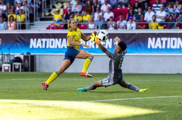 160721 Sveriges Fridolina Rolfö skjuter bollen över Japans malvakt Ayaka Yamashita till mal 2-0 under landskampen i fotboll mellan Sverige och Japan 21 juli 2016 i Kalmar.  Copyright: JonasxLjungdahl BB160721JO033