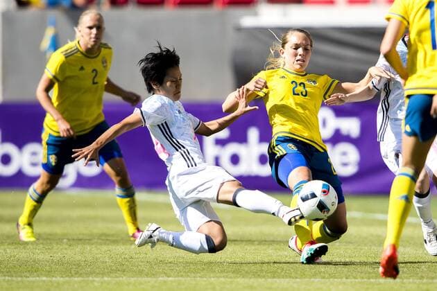 160721 JapansYu Nakasata i kamp med Sveriges Elin Rubensson under landskampen i fotboll mellan Sverige och Japan 21 juli 2016 i Kalmar.  Copyright: JonasxLjungdahl BB160721JO049