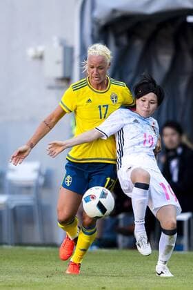 160721 Sveriges Caroline Seger i kamp med Japans Mayu Sasaki under landskampen i fotboll mellan Sverige och Japan 21 juli 2016 i Kalmar.  Copyright: JonasxLjungdahl BB160721JO059