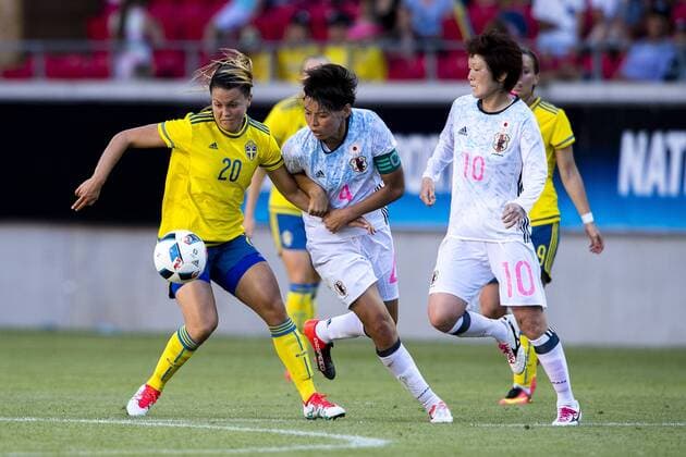 160721 Sveriges Emilia Appelqvist i kamp med Japans Saki Kumagai och Mizuho Sakaguchi under landskampen i fotboll mellan Sverige och Japan 21 juli 2016 i Kalmar.  Copyright: JonasxLjungdahl BB160721JO064