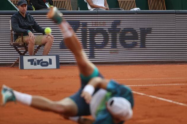 TENNIS - ATP Tennis Herren Generali Open 2016 KITZBUEHEL,AUSTRIA,21.JUL.16 - TENNIS - ATP World Tour, Generali Open. Image shows a linesman and Juergen Melzer (AUT). GEPAxpictures xAndreasxPranter