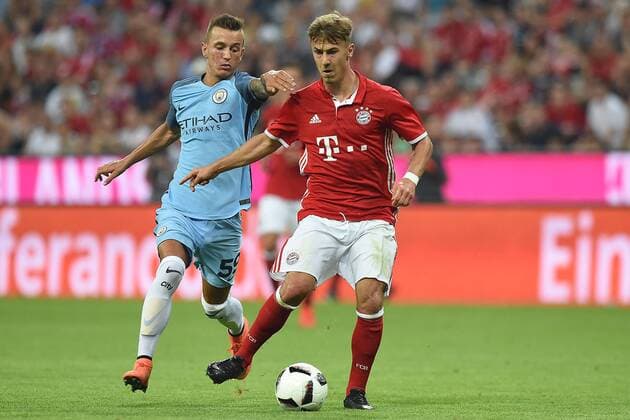 Fußball Testspiel Bayern München - Manchester City am 20.07.2016 in der Allianz Arena in München Bersant Celina ( Manchester ), links - Niklas Dorsch ( München ), rechts xRx