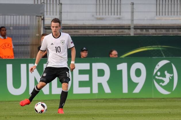 Max Besuschkow (Deutschland, 10), Freisteller, Ganzkörper, Einzelbild, Aktion, Action, Fussball, UEFA U19-EM, Spiel um Platz 5, Deutschland - Niederlande, xozx