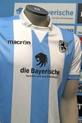 Fußball, 2. BL, 1860 München präsentiert Hauptsponsor die Bayerische 22.07.2016, Fussball 2.Liga 2016 2017, TSV 1860 München, Vorstellung des neuen Hauptsponsors an der Grünwalderstrasse München. Versicherungsgruppe die Bayerische wird ab sofort auf der Trikot-Brust stehen. 
