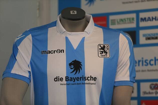 Fußball, 2. BL, 1860 München präsentiert Hauptsponsor die Bayerische 22.07.2016, TSV 1860 Training Grünwalderstrasse Muenchen, im Bild: Präsentation des neuse Sponsor bei TSV 1860