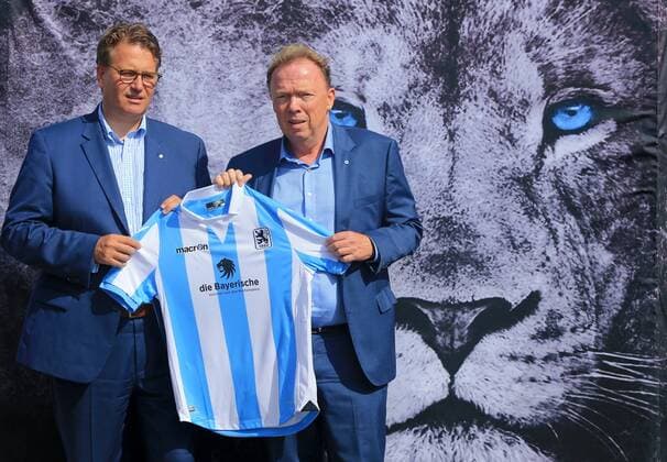 Fußball, 2. BL, 1860 München präsentiert Hauptsponsor die Bayerische 22.07.2016, TSV 1860 Training Grünwalderstrasse Muenchen, im Bild: Präsentation des neues Sponsor bei TSV 1860 hier mit Martin Gräfer und TSV 1860 Präsident Peter Cassalette
