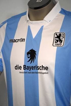 Fußball, 2. BL, 1860 München präsentiert Hauptsponsor die Bayerische 22.07.2016, Fussball 2.Liga 2016 2017, TSV 1860 München, Vorstellung des neuen Hauptsponsors an der Grünwalderstrasse München. Versicherungsgruppe die Bayerische wird ab sofort auf der Trikot-Brust stehen. Pressekonferenz, 
