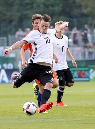 Sandhause, Hardtwaldstadion, 21.07.2016, U 19-EURO 2016 - PLay - Off - Deutschland - Niederlande Bild: Max Besuschkow (Deutschland, 10) verfolgt von Hidde ter Avest (Niederlande, 4)