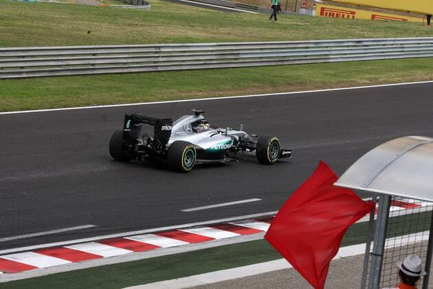 Hungarian Grand Prix, Hungaroring, Budapest 21 - 24 July 2016 22.07.2016 - Free Practice 2, Lewis Hamilton (GBR) Mercedes AMG F1 W07 Hybrid and the red flag 