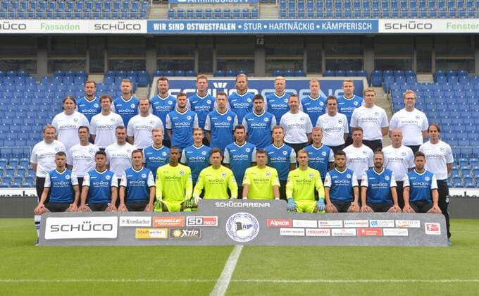 22.07.2016, Fussball, 2. LIGA, Saison 2016 2017, SCHÜCO-ARENA, BIELEFELD Fußball, GER, 2.BL, Portraittermin 2016 2017, Mannschaftsfoto, Arminia Bielefeld Hintere Reihe, von links: Manuel Prietl, Florian Hartherz, Julian Börner, Fabian Klos, Daniel Brinkmann, Manuel Hornig, Brian Behrendt, Sebastian Schuppan Dritte Reihe, von links: Samuel da Costa (Masseur), Mario Bertling (Physiotherapeut), Michael Schweika (MSc. Ost Physiotherapeut & Osteopath), Christopher Nöthe, Manuel Junglas, Florian Dick, Rainer Schonz (Zeugwart), Dr. Günter Neundorf (Mannschaftsarzt), Dr. Stefan Budde (Mannschaftsarzt), Dr. Tim Niedergassel (Mannschaftsarzt) Zweite Reihe, von links: Dirk Westerhold (Betreuer), Manfred Gloger (Torwart-Trainer), Carsten Rump (Co-Trainer Trainer U-19), Andreas Voglsammer, Tom Schütz, Stephan Salger, Tomasz Holota, Christoph Heimlein, Uwe Speidel (Co-Trainer), Mike Krannich (Co-Trainer), Rüdiger Rehm (Trainer) Vordere Reihe, von links: Keanu Staude, Allan Firmino Dantas, Steffen Lang, Baboucarr Gaye, Daniel Davari, Wolfgang Hesl, Nikolai Rehnen, Francisco Rodriguez, David Ulm, Michael Görlitz Mannschaftsfoto, Mannschaftsbild, Kader, Teamfoto, Einzelbild, Quer