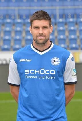 22.07.2016, Fussball, 2. LIGA, Saison 2016 2017, SCHÜCO-ARENA, BIELEFELD Fußball, GER, 2.BL, Portraittermin 2016 2017, Arminia Bielefeld Florian Dick (Arminia Bielefeld), Aktion, Einzelbild, Hoch, Portrait