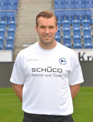 22.07.2016, Fussball, 2. LIGA, Saison 2016 2017, SCHÜCO-ARENA, BIELEFELD Fußball, GER, 2.BL, Portraittermin 2016 2017, Arminia Bielefeld Carsten Rump (Co-Trainer Arminia Bielefeld und Trainer Arminia Bielefeld U-19), Aktion, Einzelbild, Hoch, Portrait