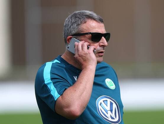 Bilder des Tages - SPORT VfL Trainingslager Bad Ragaz Bad Ragaz, Schweiz, 22.07.2016, FUßBALL - VfL Wolfsburg, Trainingslager, 1. Bundesliga, Saison 2016-2017. Bild zeigt: Manager Klaus Allofs (VfL Wolfsburg) telefoniert Bad Ragaz