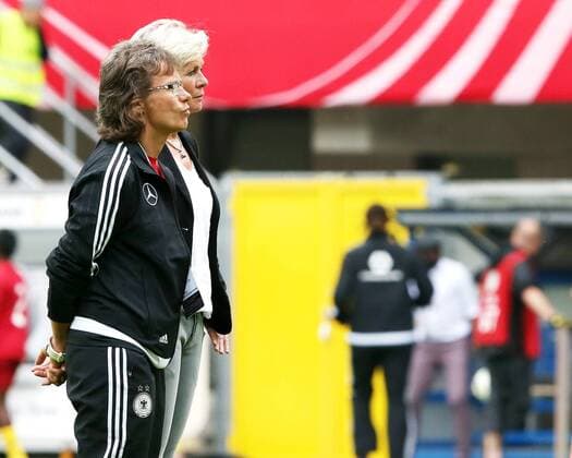 v.l. Assistant Coach Ulrike Ballweg (GER), Nationaltrainerin Silvia Neid (GER)