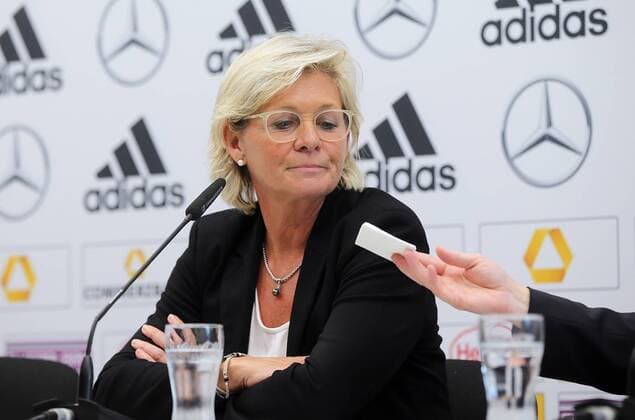 Headcoach Silvia Neid (GER) in der pressekonferenz nach dem Spiel, Pressesprecherin Anette Seitz (DFB) reicht ein Taschentuch, Abschiedstraene