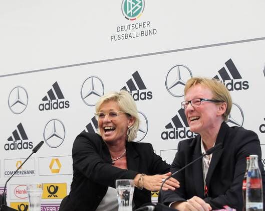 Headcoach Silvia Neid (GER) in der pressekonferenz nach dem Spiel, Pressesprecherin Anette Seitz (DFB)