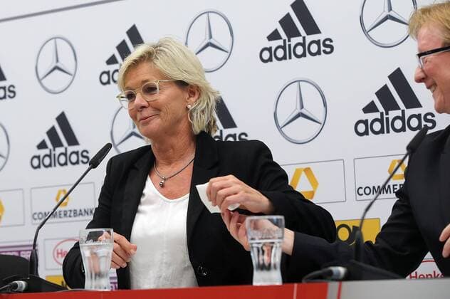 Headcoach Silvia Neid (GER) in der pressekonferenz nach dem Spiel, Pressesprecherin Anette Seitz (DFB) reicht ein Taschentuch, Abschiedstraene