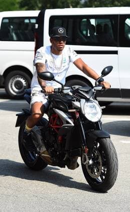 Formel 1, GP von Ungarn, Hamilton und Vettel kommen motorisiert zum Qualifying Lewis Hamilton; Mercedes Grand Prix, formula 1 GP, Ungarn in Budapest, 23.07.2016 Photo:mspb Jerry Andre Lewis Hamilton; formula 1 GP, Ungarn