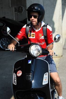Bilder des Tages - SPORT Formel 1, GP von Ungarn, Hamilton und Vettel kommen motorisiert zum Qualifying Sebastian Vettel, Scuderia Ferrari, formula 1 GP, Ungarn in Budapest, 23.07.2016 Photo:mspb Jerry Andre Sebastian Vettel, formula 1 GP, Ungarn