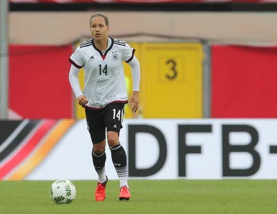 Babett Peter (GER) am Ball