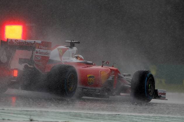 Hungarian Grand Prix, Hungaroring, Budapest 21 - 24 July 2016 23.07.2016 - Qualifying, Sebastian Vettel (GER) Scuderia Ferrari SF16-H and the red flag 