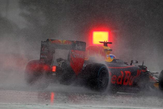 Hungarian Grand Prix, Hungaroring, Budapest 21 - 24 July 2016 23.07.2016 - Qualifying, Daniel Ricciardo (AUS) Red Bull Racing RB12 and the red flag 