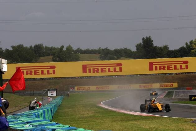 Hungarian Grand Prix, Hungaroring, Budapest 21 - 24 July 2016 23.07.2016 - Qualifying, Jolyon Palmer (GBR) Renault F1 Team RS16 and the red flag 