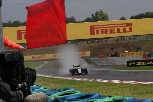 Hungarian Grand Prix, Hungaroring, Budapest 21 - 24 July 2016 23.07.2016 - Qualifying, Sergio Perez (MEX) Sahara Force India F1 VJM09 and the red flag 