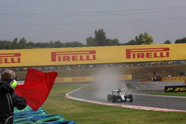 Hungarian Grand Prix, Hungaroring, Budapest 21 - 24 July 2016 23.07.2016 - Qualifying, Lewis Hamilton (GBR) Mercedes AMG F1 W07 Hybrid and the red flag 